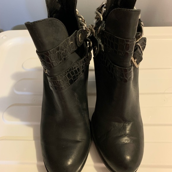 Town Shoes Booties with back heel chain - size 7.5 - Picture 4 of 6